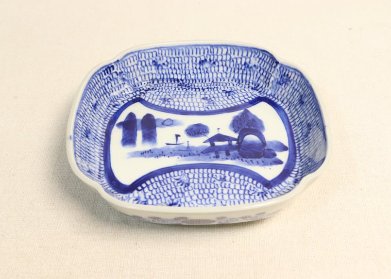 江戸幕末染付山水と微塵唐草図入隅角なます皿②かたつき