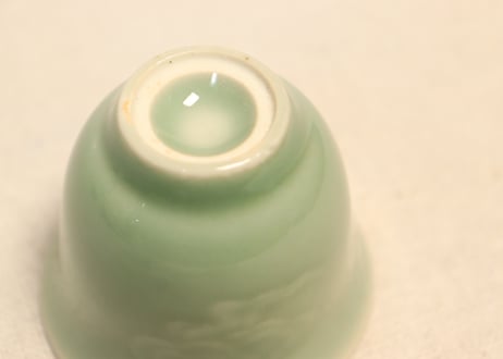 明治前期青磁陽刻雲図煎茶碗