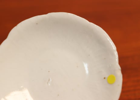 江戸中期古九谷白磁陽刻牡丹型豆皿ホツ,ニュウ