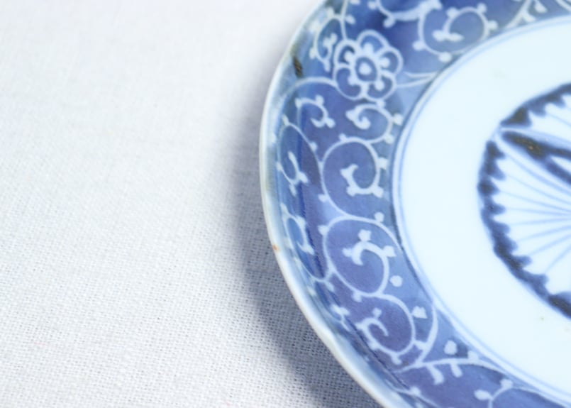 江戸中期染付墨弾き三方花と唐草文6寸皿① | 吉祥寺PukuPuku