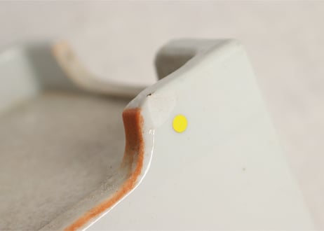 大正白磁煙草盆灰吹付 足にホツ,がたつき