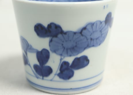 江戸後期染付菊と蝶図猪口②菊二輪