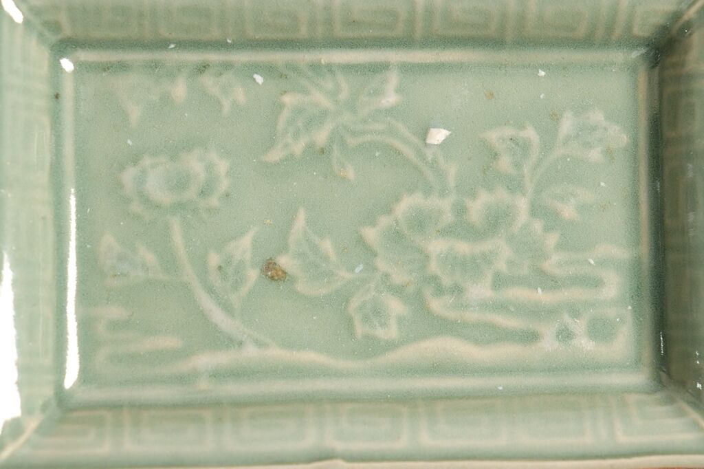 古九谷青磁陽刻牡丹雷紋角皿