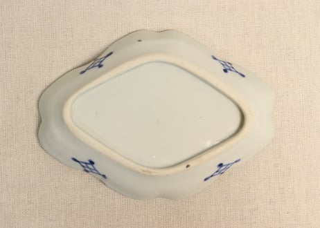 明治後期~大正色絵つわぶき図菱型皿①
