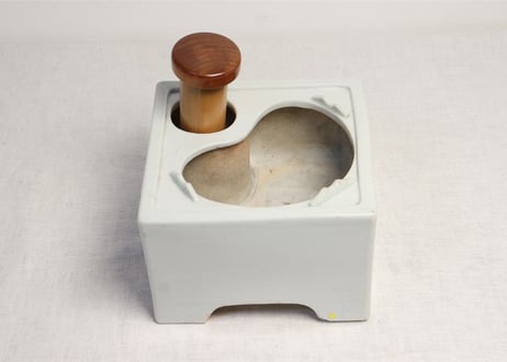 大正白磁煙草盆灰吹付 足にホツ,がたつき