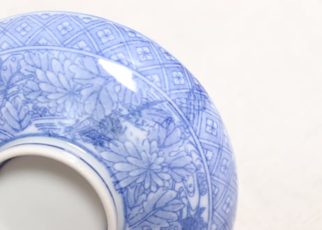 明治後期～大正銅判菊と蝶図蓋茶碗①