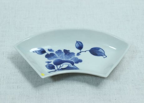 明治前期染付椿図扇面型皿②ノミホツ