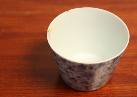 江戸中期染付花唐草図猪口②　ホツ,流れ