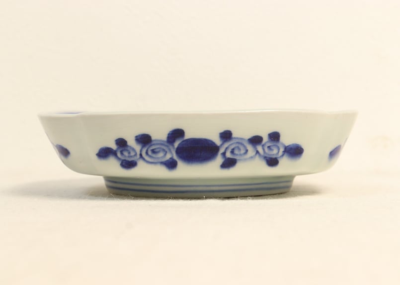 染付 小皿 5枚 美品 山水 江戸 歪み 幾何学 唐草 銘 江戸幕末染付山水と微塵唐草図入隅角なます皿②かたつき