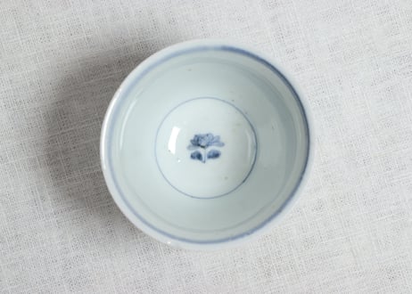 江戸後期染付波に菊図広東型猪口