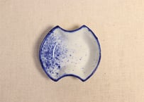 大正~昭和戦前吹き墨分銅型小皿①　濃いめ