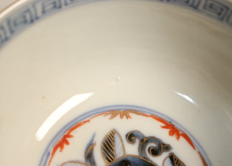 明治前期色絵桃に山水と鳥籠図通り物飯茶碗