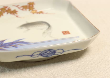 明治前期色絵鯉図角皿②釉切れ,少かたつき