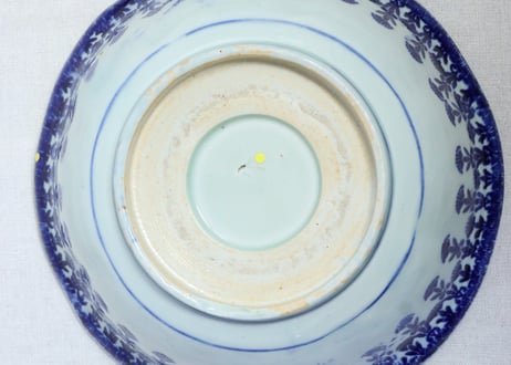 明治前期紙刷捻子に菊図９寸鉢　窯傷,少甘手