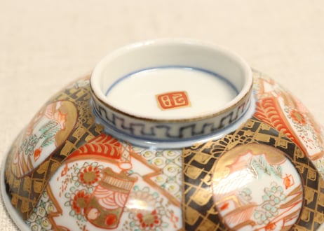 明治前期色絵桃に山水と鳥籠図通り物飯茶碗