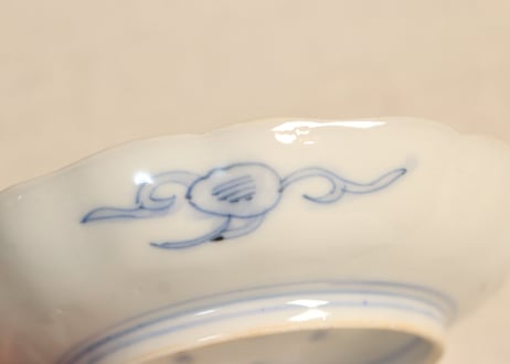 明治前期色絵法螺貝と花図小皿