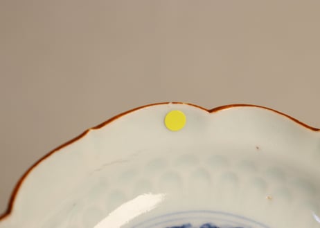 江戸後期染付陽刻鳥図六弁小皿③ 少かたつき,ノミホツ