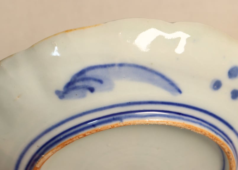 染付け鳥図 染付白鷺図三脚皿 鍋島｜佐賀県立 九州陶磁文化館