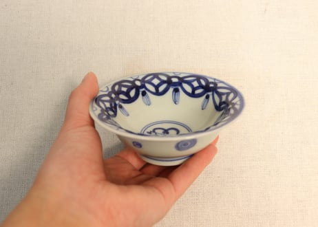 明治前期染付瓔珞と巻物図小鉢