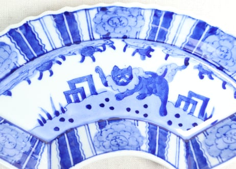 明治前期東北の焼染付獅子牡丹図扇面型皿①