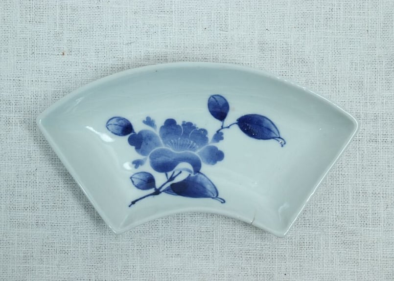 明治前期染付椿図扇面型皿③甘手,窯傷,少かたつき | 吉祥寺PukuPuku