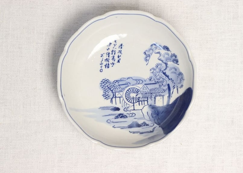 肥前平戸焼　嘉祥作　染付　漢詩山水画　六寸皿　六客　共箱　M　R4532B 肥前平戸焼 嘉祥作 染付 漢詩山水画 六寸皿 六客 共箱