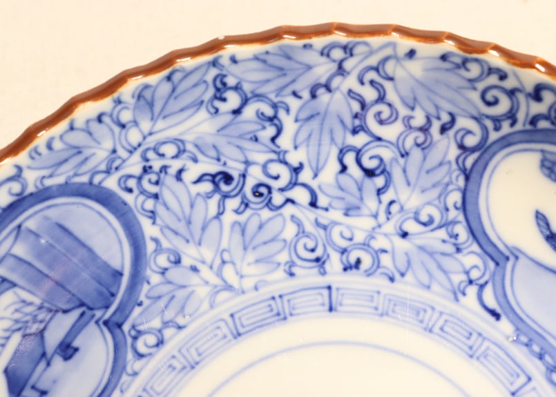 色絵　イゲ皿　三方花唐草と丸窓　見込みに菊図　小皿　３客 色絵 イゲ皿 三方花唐草と丸窓 見込みに菊図 小皿 3客 - メルカリ