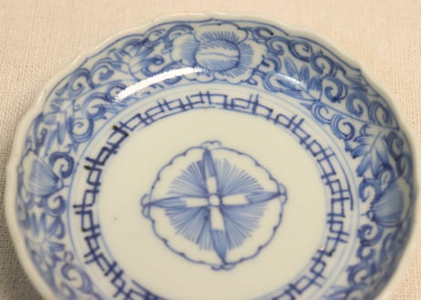 江戸幕末線描き牡丹と唐草図小皿①
