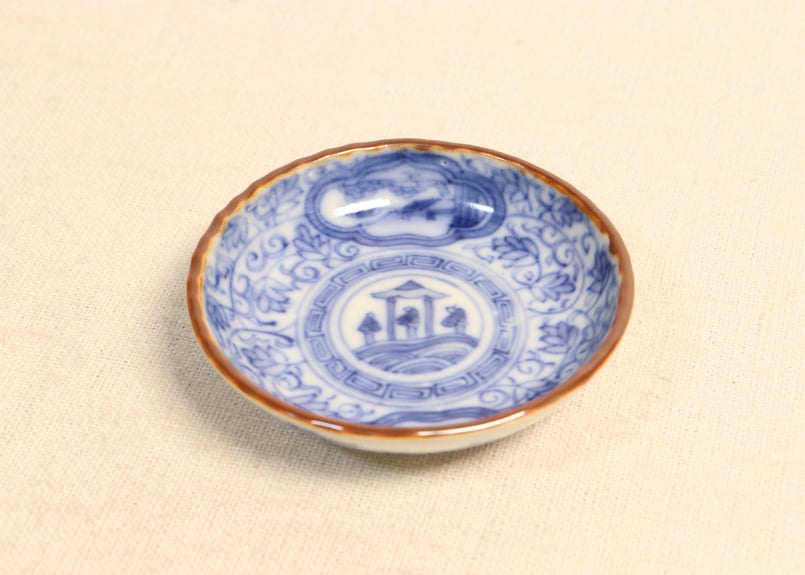 色絵染付中皿　明治期 明治前期染付三方に山水窓絵と萩唐草図イゲ縁通り物豆皿