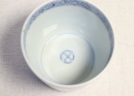 江戸後期染付貝と海藻図猪口　高台ノミホツ