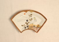明治前期九谷焼色絵富士に鷹と茄子図扇面型皿