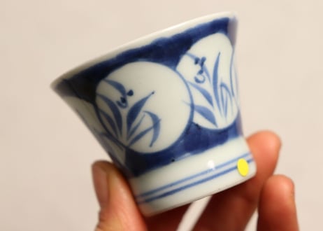 江戸後期染付丸窓に草花図広東型小猪口 高台ホツ