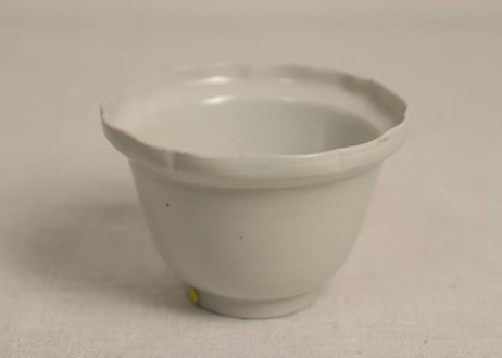 江戸中期柿右衛門白磁輪花縁向付　高台ホツ