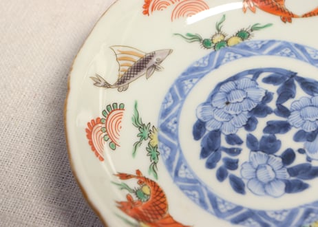 明治前期大聖寺焼色絵魚図小皿〈大聖寺の古伊万里写し〉