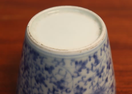 江戸中期染付花唐草図猪口②　ホツ,流れ