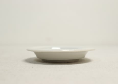 明治前期陰刻染付洋装人物図小皿③　少甘手