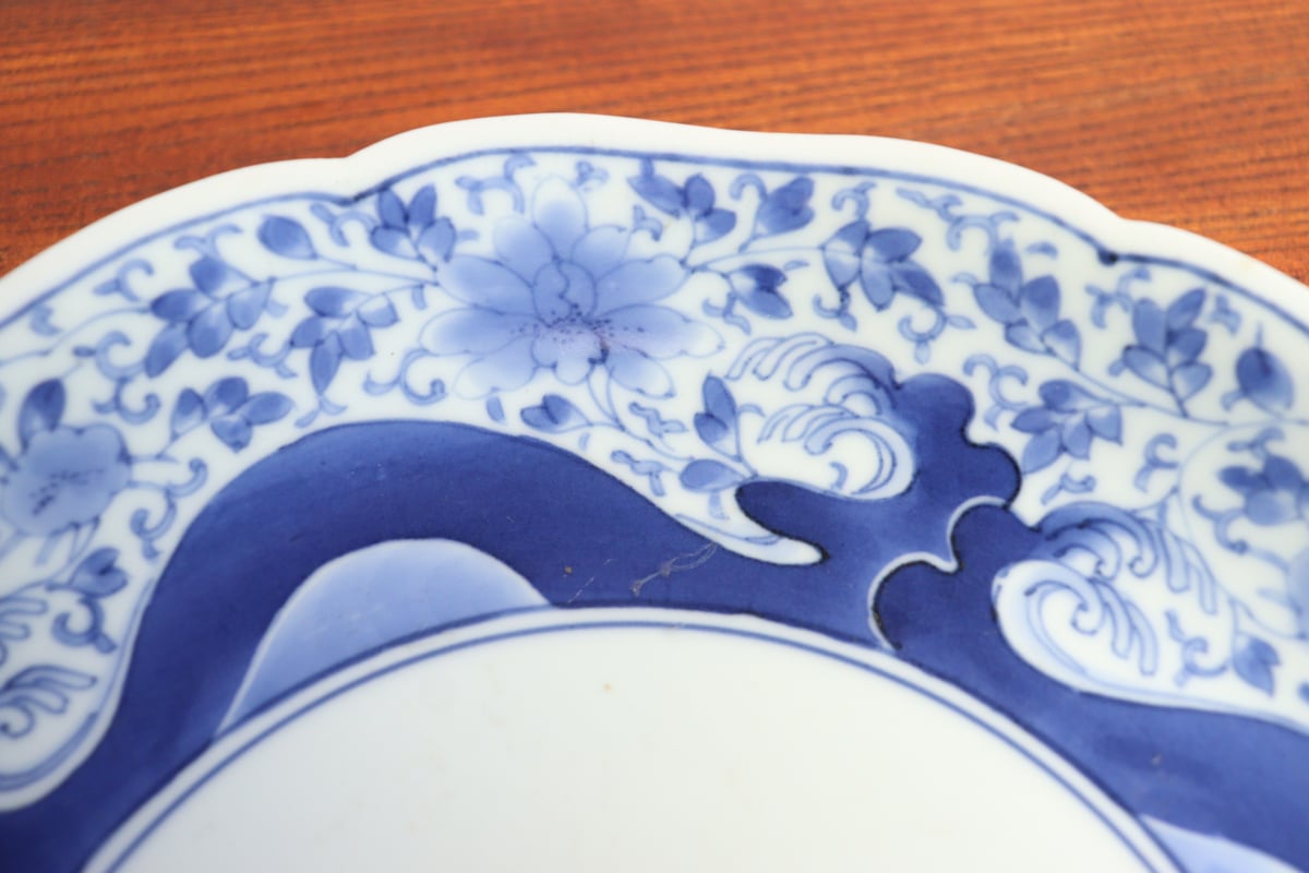 江戸中期藍柿右衛門花唐草と波図7寸皿車輪福銘① ノミホツ | 吉祥寺
