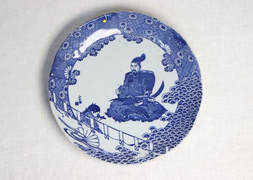 明治後期~大正銅判武者図9寸皿 山仁製 窯傷 | 吉祥寺PukuPuku 明治後期~大正銅判武者図9寸皿 山仁製 窯傷 | 吉祥寺PukuPuku