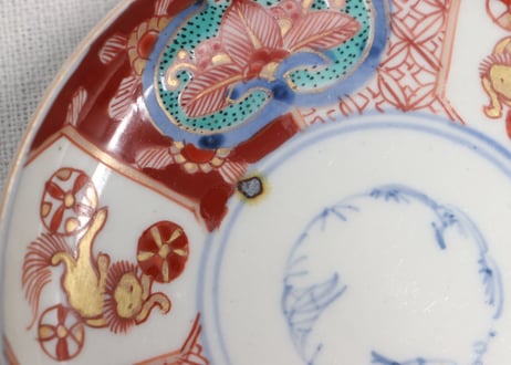 明治前期色絵獅子図小皿③黒点