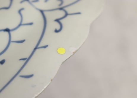 江戸幕末染付花散らし図大皿　ノミホツ