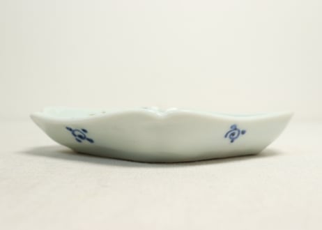 大正～昭和戦前染付鳥と唐草図菱形皿②少しかたつき