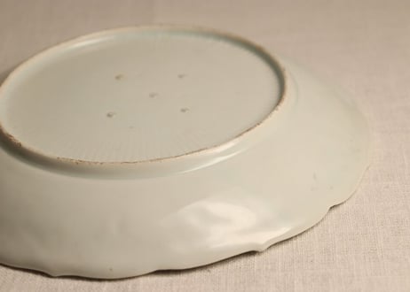 江戸中期陽刻染付山水人物図7寸皿