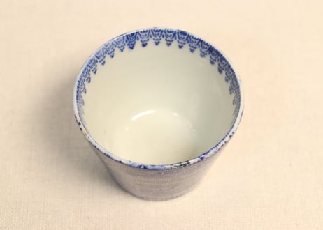 明治前期紙刷微塵唐草図猪口②　歪み,窯傷