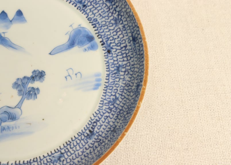 幕末～明治期　古伊万里　染付　見込みに唐人図　微塵唐草文　山水人物図　24cm 幕末～明治期 古伊万里 染付 見込みに唐人図 微塵唐草文 山水人物