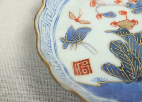 江戸幕末赤絵染付秋海棠と蝶図通り物小皿②少かたつき