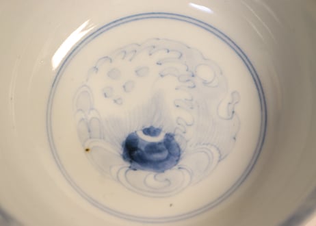 明治前期色絵花鳥に舟図飯茶碗　黒点