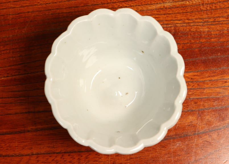 江戸中期白磁陽刻雲龍図向付②黒点 | 吉祥寺PukuPuku