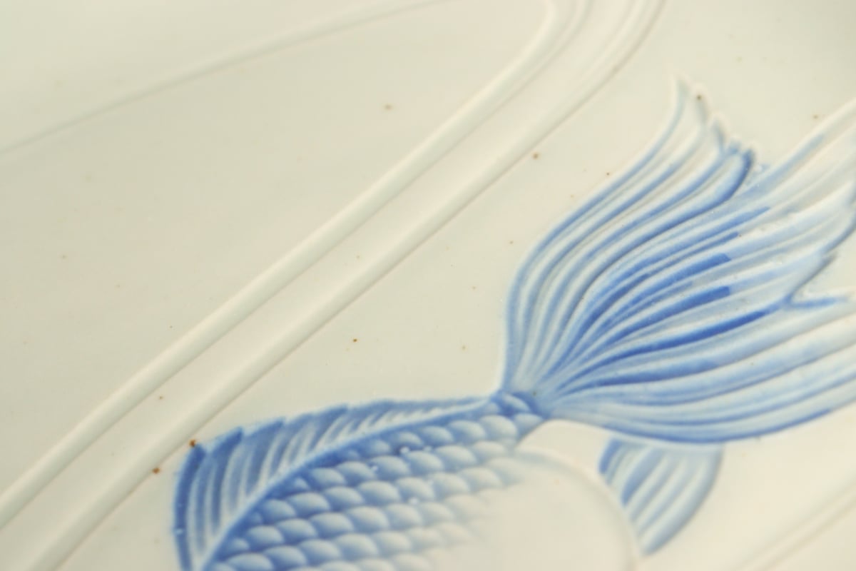 昭和戦前青磁陽刻金魚図6寸皿 | 吉祥寺PukuPuku