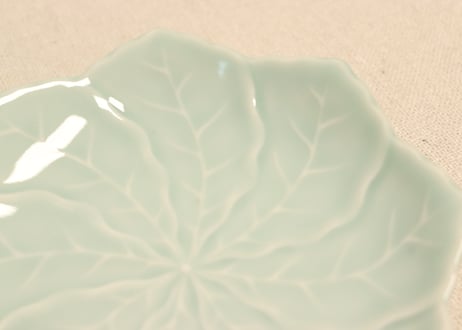 昭和戦前青磁陽刻葉柄小皿