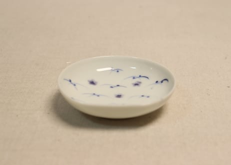 大正～昭和戦前染付花散らし図半月型小皿